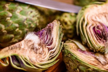 Tahtaya yapıştırılmış taze enginarlar, yakın görüş. Yumuşak odak 3