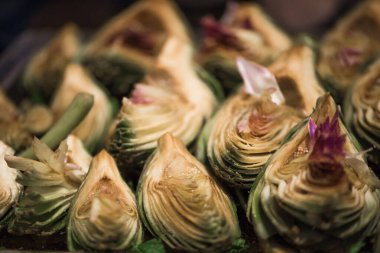 Taze soyulmuş ve tatlı enginarlar fırın tepsisinde zeytinyağı yakın görüşte. Yumuşak odak 2.