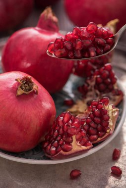 Bardakta nar suyu ve gümüş tepside serpiştirilmiş taze nar..