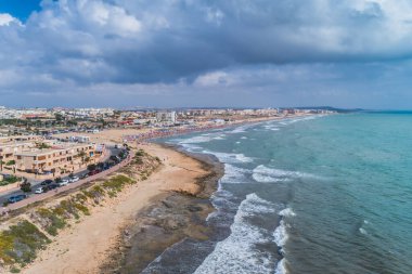 La Mata Beach 'in hava panoramik fotoğrafı. Sörfçüler dalgalara biner. Alicante Costa Blanca vilayeti. İspanya 'nın güneyi.