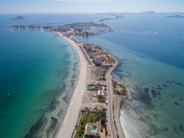 Akdeniz ve Mar Menor, Cartagena, Costa Blanca, İspanya arasında La Manga 'nın doğal bir tükürüğündeki yüksek binaların ve plajın havadan çekilmiş fotoğrafı. 9