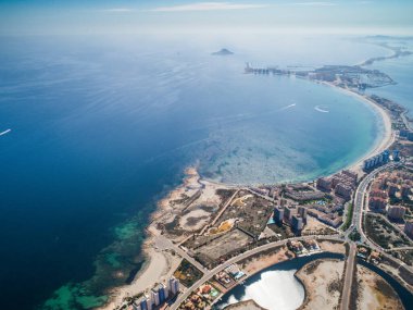 Akdeniz ve Mar Menor, Cartagena, Costa Blanca, İspanya arasında La Manga 'nın doğal bir tükürüğündeki binaların, villaların ve plajların havadan çekilmiş fotoğrafı. 13