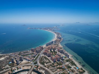 Akdeniz ve Mar Menor, Cartagena, Costa Blanca, İspanya arasında La Manga 'nın doğal bir tükürüğündeki binaların, villaların ve plajların havadan çekilmiş fotoğrafı. 17