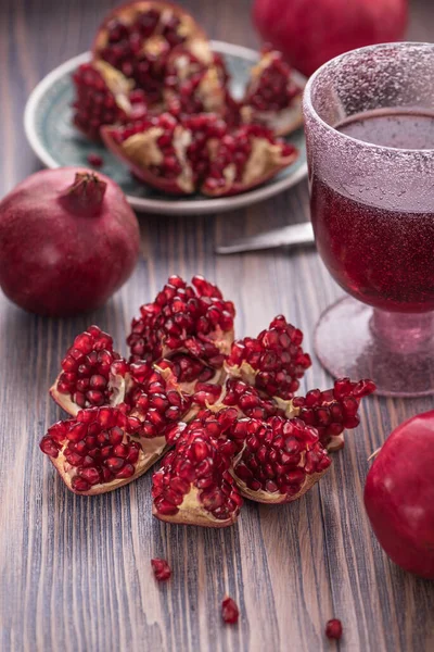 Pomegranate Juice Glass Fresh Pomegranates Scattered Seeds Rustic Wooden Background — Stock Photo, Image