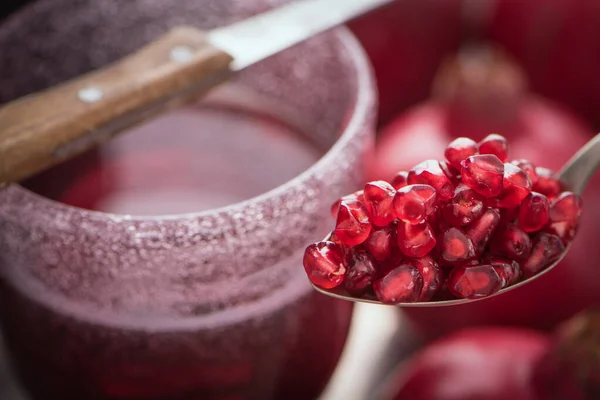 Granatäpple Juice Ett Glas Med Sked Fylld Med Granatäpple Frön — Stockfoto