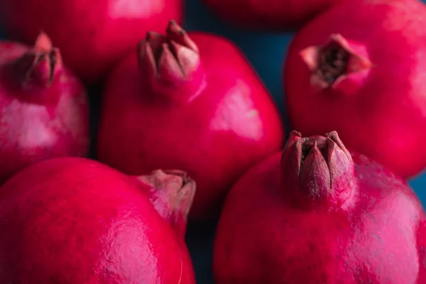 Grenades Rouges Mûres Fraîches Vue Rapprochée Sur Fond Vert — Photo