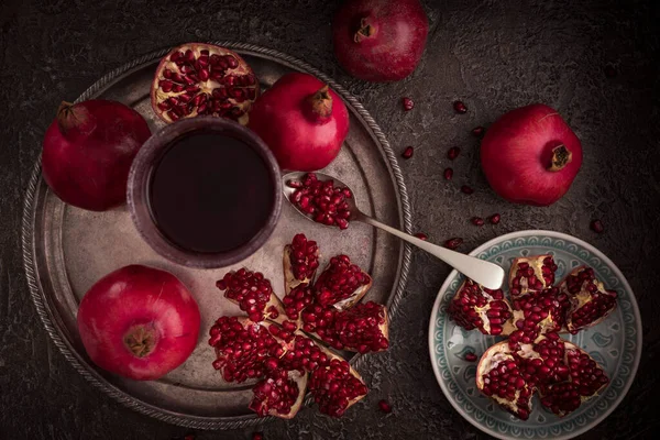 Granatäpple Juice Ett Glas Silverbrickan Med Färska Granatäpplen Runt Med — Stockfoto