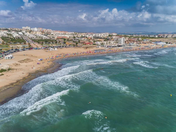 La Mata Beach 'in hava panoramik fotoğrafı. Sörfçüler dalgalara biner. Alicante Costa Blanca vilayeti. İspanya 'nın güneyi. 2