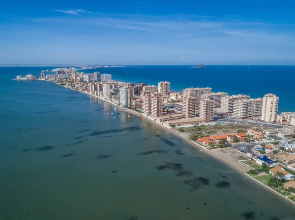 Akdeniz ve Mar Menor, Cartagena, Costa Blanca, İspanya arasında La Manga 'nın doğal bir tükürüğündeki yüksek binaların ve plajın havadan çekilmiş fotoğrafı. 6