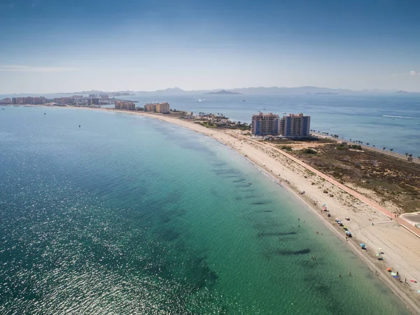 Akdeniz ve Mar Menor, Cartagena, Costa Blanca, İspanya arasında La Manga 'nın doğal bir tükürüğündeki yüksek binaların ve plajın havadan çekilmiş fotoğrafı. 10