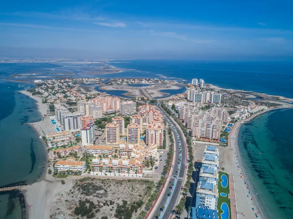 Akdeniz ve Mar Menor, Cartagena, Costa Blanca, İspanya arasında La Manga 'nın doğal bir tükürüğündeki yüksek binaların ve plajın havadan çekilmiş fotoğrafı. 12