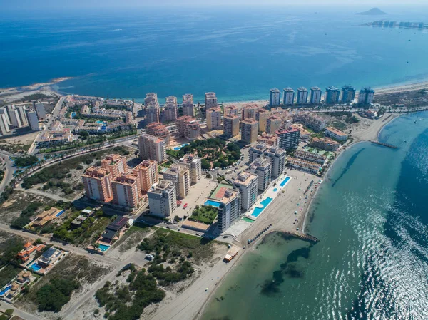 Akdeniz ve Mar Menor, Cartagena, Costa Blanca, İspanya arasında La Manga 'nın doğal bir tükürüğündeki yüksek binaların ve plajın havadan çekilmiş fotoğrafı. 13