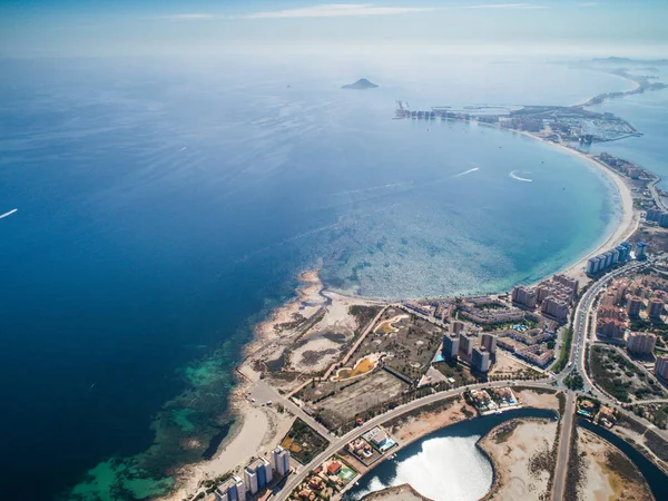 Akdeniz ve Mar Menor, Cartagena, Costa Blanca, İspanya arasında La Manga 'nın doğal bir tükürüğündeki binaların, villaların ve plajların havadan çekilmiş fotoğrafı. 13
