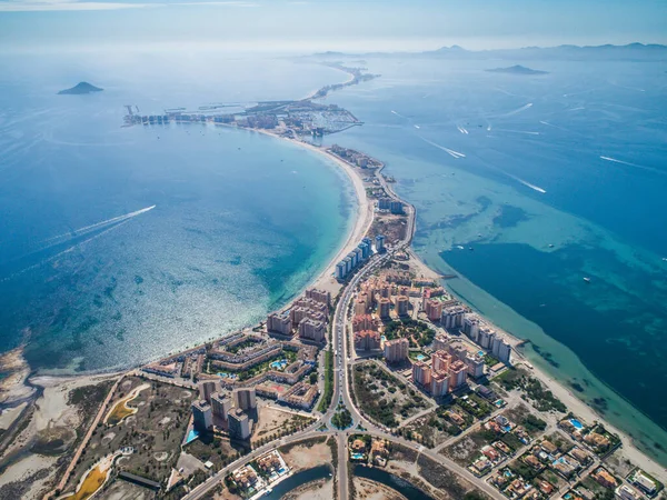 Akdeniz ve Mar Menor, Cartagena, Costa Blanca, İspanya arasında La Manga 'nın doğal bir tükürüğündeki binaların, villaların ve plajların havadan çekilmiş fotoğrafı. 14