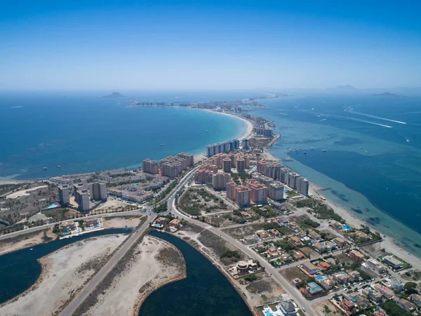 Akdeniz ve Mar Menor, Cartagena, Costa Blanca, İspanya arasında La Manga 'nın doğal bir tükürüğündeki binaların, villaların ve plajların havadan çekilmiş fotoğrafı. 15