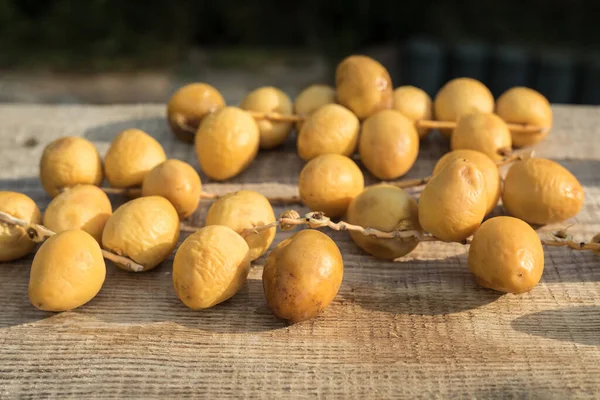 Frische Gelbe Datteln Auf Einem Zweig Auf Rustikalem Holzgrund Seitenansicht — Stockfoto