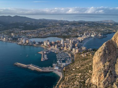 Peon de Ifach 'ın bakış açısıyla Costal Town' ın havadan çekilmiş fotoğrafı. Güzel yaz günbatımı. Calpe, Alicante bölgesi, Costa Blanca, İspanya. 4