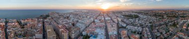 Torrevieja 'nın hava panoramik görüntüsü. Yaşayan bölgeler ve renkli yaz günbatımı.