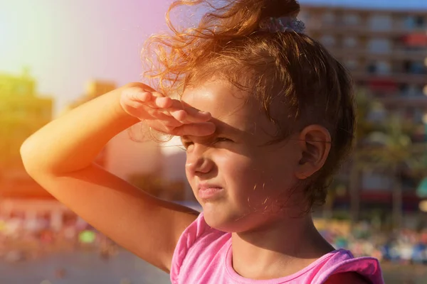 Una Niña Bonita Mira Lejos Derecha Izquierda Entrecerrando Los Ojos —  Fotos de Stock