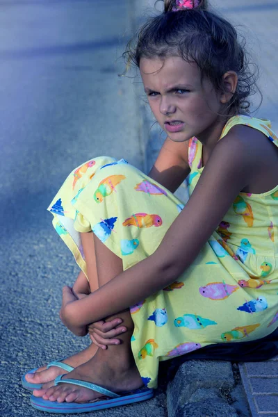 Słodka Młoda Dziewczyna Wyglądająca Smutno Samotnie Przestraszona Znęcana Bezdomna Siedzi — Zdjęcie stockowe