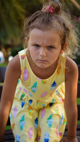 Ładna Młoda Eurupean Dziewczyna Wygląda Zły Lub Zdenerwowany Siedzi Ławce — Zdjęcie stockowe