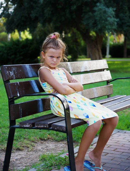 Ładna Młoda Eurupean Dziewczyna Wygląda Zły Lub Zdenerwowany Siedzi Ławce — Zdjęcie stockowe