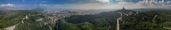 夏季阳光灿烂的巴塞罗那和提比塔博山丘的空中全景 — 图库照片