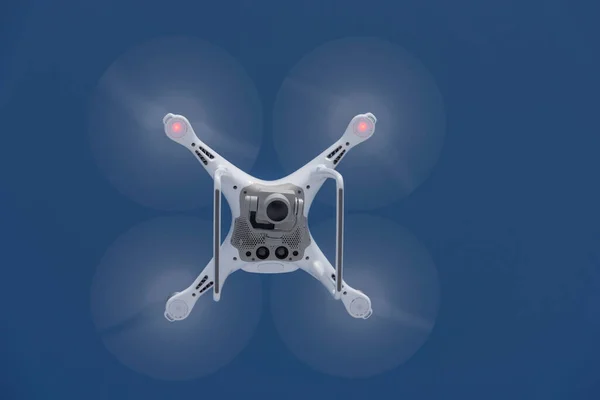 Vit Quadrocopter Luften Mörkblå Himmel Bakgrund Flyger Och Filmar Utsikt — Stockfoto