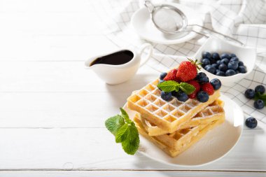 Çilekli, yaban mersinli ve naneli Belçika waffleları