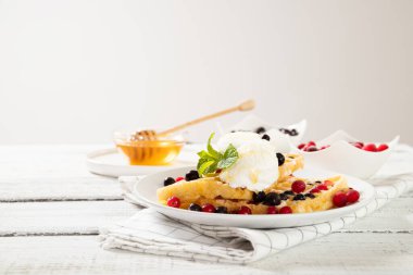 Lezzetli waffle ve dondurma tabağı..