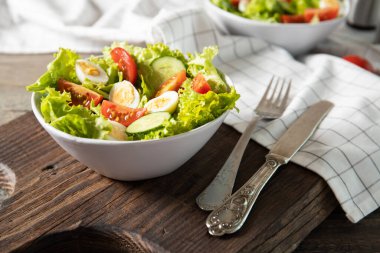 Bıldırcın yumurtalı taze sebze salatası. Diyet kavramı