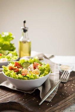 Bıldırcın yumurtalı taze sebze salatası. Diyet kavramı