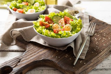 Bıldırcın yumurtalı taze sebze salatası. Diyet kavramı