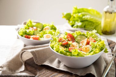 Bıldırcın yumurtalı taze sebze salatası. Diyet kavramı