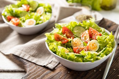 Bıldırcın yumurtalı taze sebze salatası. Diyet kavramı