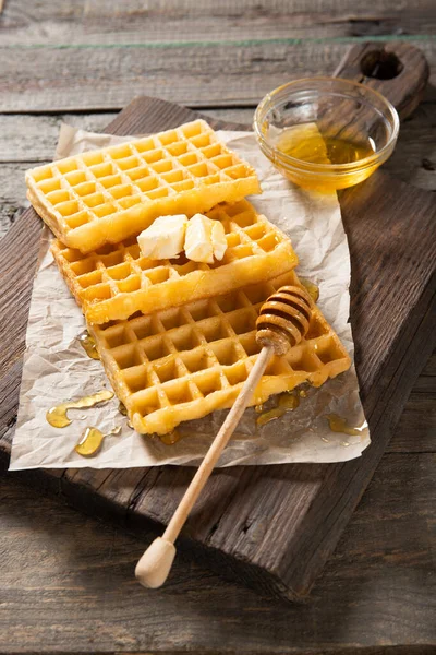 Lezzetli Waffle Ile Bir Tabak Bal Bir Dilim Tereyağı Ahşap — Stok fotoğraf