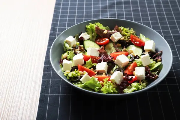 Вкусный Греческий Салат Свежими Овощами Тарелке — стоковое фото