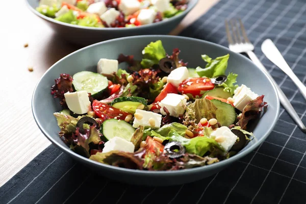 Salade Grecque Savoureuse Aux Légumes Frais Dans Une Assiette — Photo