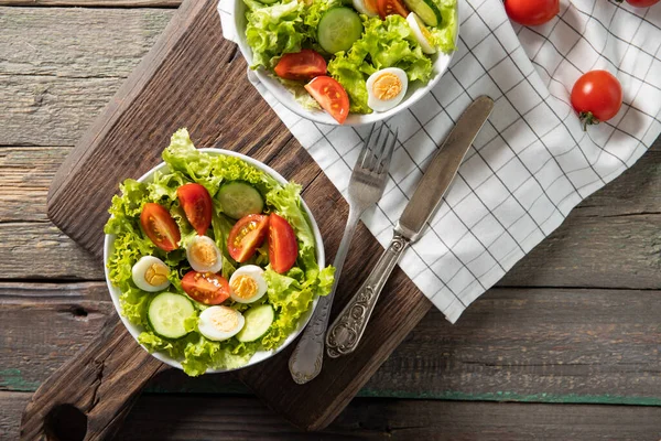 Bıldırcın yumurtalı taze sebze salatası. Diyet kavramı