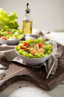 Bıldırcın yumurtalı taze sebze salatası. Diyet kavramı