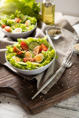 Bıldırcın yumurtalı taze sebze salatası. Diyet kavramı