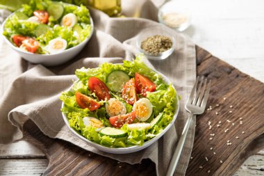 Bıldırcın yumurtalı taze sebze salatası. Diyet kavramı