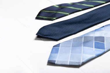 Beyaz ahşap arka planda erkek kravatları. Metin için yer