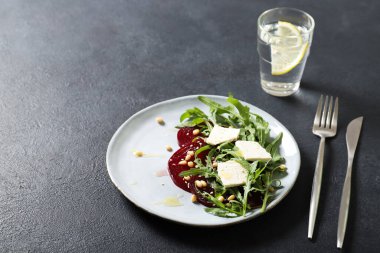 Roka, pancar ve feta salatası. Çam fıstığı ve bal serpiştirilmiş.