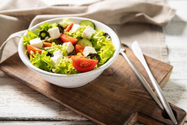 Masada lezzetli Yunan salatası tabağı. Salata tarifi