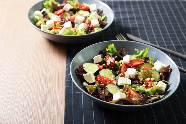 Smaklig Grekisk Sallad Med Färska Grönsaker Tallrik — Stockfoto