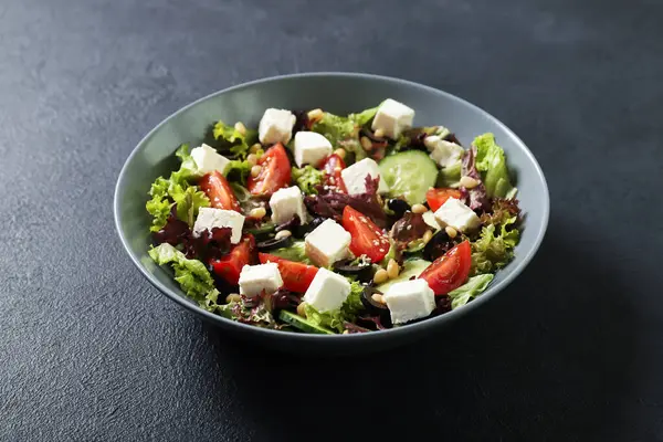 Tallrik Med Färska Grönsaker Sallad Svart Bakgrund Vegetarisk Mat — Stockfoto