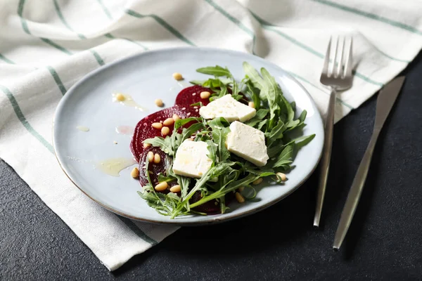 Roka, pancar ve feta salatası. Çam fıstığı ve bal serpiştirilmiş.