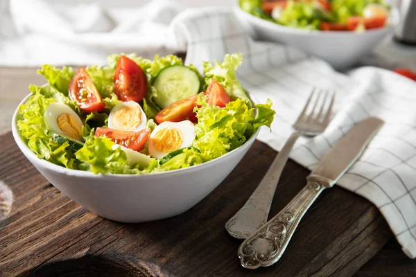 Bıldırcın yumurtalı taze sebze salatası. Diyet kavramı