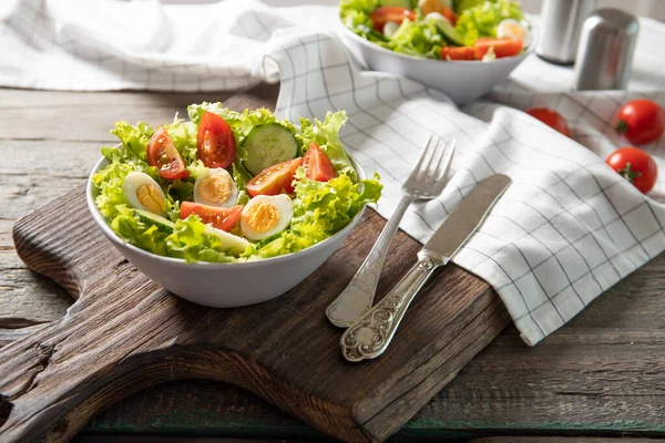 Bıldırcın yumurtalı taze sebze salatası. Diyet kavramı